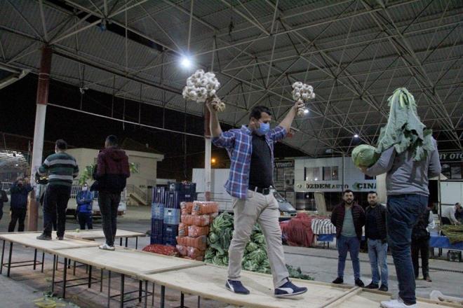 Baz pazarclar kaba ve lahanay bann stnde tayarak podyumda yrd.    Bir gencin elindeki 3 portakal drmeden evirerek podyumdan gemesi renkli grntler oluturdu.