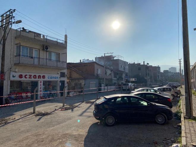 Yolun tek eridi ve hemen yanndaki otopark alan beton direkler nedeniyle trafie kapand.