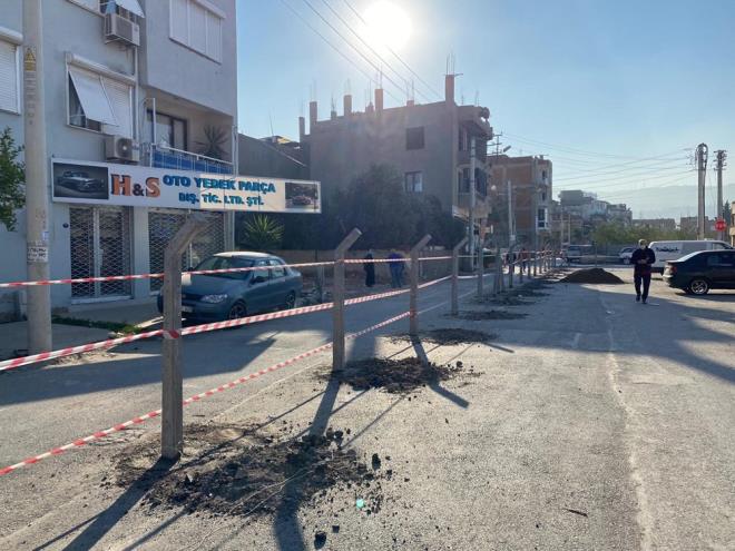 evredeki esnaf, tapulu arazinin gerekli istimlak almas yaplmadan yola almas nedeniyle yaanan maduriyetin belediyeden kaynaklandn belirtip, tepki gsterdi.