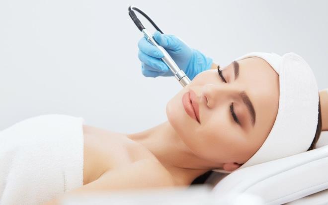 Moderna, estetik yaptran kiilerde yan etki yapyor  <br>  Bir yan etki haberi de bu kez Moderna&#8217;nn asndan geldi. New York Post&#8217;un haberine gre FDA Danma Komitesi, ann kozmetik yz dolgusu gibi estetik mdahale yaptrm kiilerde yan etki yaptn duyurdu.