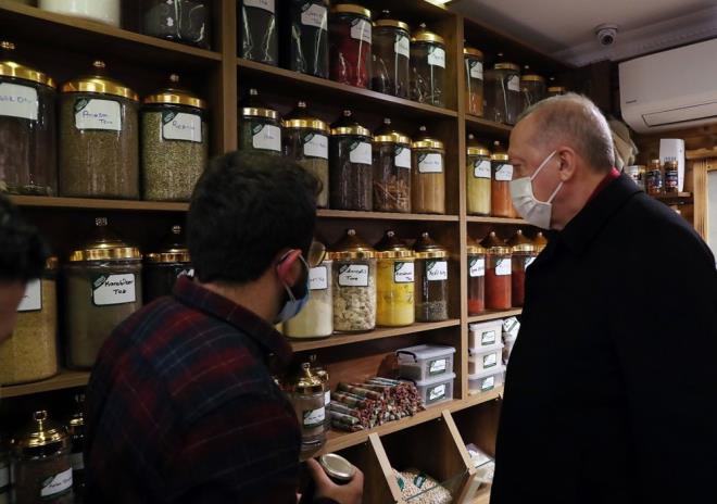 Burada cuma namazn klan Erdoan'a Sanayi ve Teknoloji Bakan Mustafa Varank, Cumhurbakanl letiim Bakan Fahrettin Altun, stanbul Valisi Ali Yerlikaya, AK Parti stanbul l Bakan Bayram enocak elik etti.