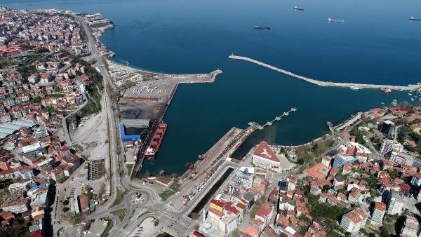 Bize mutluluk verir: Genel Maden ileri Sendikas Genel Bakan Hakan Yeil, Trkiye Cumhuriyeti'nin sanayilemesinde nemli rol bulunan Zonguldak'n doal gaz rezerviyle de lkenin enerji ihtiyacnda nemli yere geldiini syledi. Zonguldak'n Trkiye'nin enerji ss konumuna geldiini belirten Yeil, "Zonguldak, Cumhuriyetin ilk yllarndan beri Trkiye&#8217;ye hizmet etmi, yer altndan kartm olduu ta kmr ile Trkiye&#8217;nin kalknmasnda byk bir rol almtr. Zonguldak ok bedeller demi bir ilimizdir. Sonu itibariyle ok maden ehidimiz vardr. Yeralt kaynamzn dnda Zonguldak aklarnda da doal gaz bulunmas bizler iin ok sevindiricidir. Bunun Zonguldak zerinden Trkiye&#8217;ye datm konusunda daha nce taleplerimiz oldu. Bunun Zonguldak&#8217;tan Trkiye&#8217;ye datlmas hem Zonguldak halk hem de Trkiye ekonomisi iin ok nemlidir. stihdam anlamnda da bu zenginlikten faydalanmasn Zonguldak&#8217;n hak ettiini dnyoruz. Bu zenginliin ekonomiye katlmas Zonguldak zerinden yaplmas bize mutluluk verir." eklinde ifade etti.