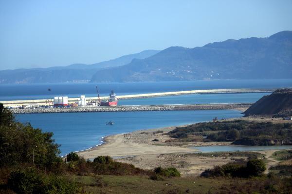 Bu deiimin ierisinde yer alacak: Filyos'un Trkiye'ye katklarnn konuulaca bir altayn dzenleneceini kaydeden Prof. Dr. Yldrm, "niversitemiz ubat aynda gerekleecek bir altayla bu konuya nasl katk vereceini deerlendirecei Trkiye'nin eitli illerinde grev yapan bilim adamlar, uzmanlar ve sahadaki insanlar bir araya getirerek bu konuda ki yaklamn netletirmeye alacak. Bu sayede bu oluumun, bu deiimin ierisinde yer alacak." dedi.