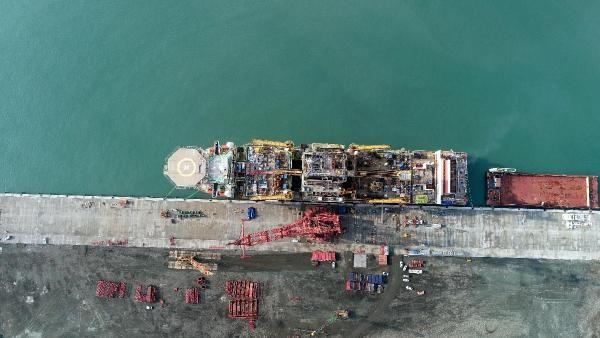 Her geen gn nemini kaybetti: Szlerinin devamnda Prof. Dr. Yldrm "Byk lekli firmalarn buraya geliyor olmas bir istihdam meselesini gndeme getirecek. Firmalarn ihtiya duyaca i gcnn buraya ekilmesine dair baz politikalarn gerekliliini ifade edebiliriz burada. Zonguldak blgesi ta kmryle Trkiye'nin merkezi olmu ve pek ok kentten i gc ekmi bir kent. Fakat ta kmrnn nemini yitirmesi ile ehir her geen gn nemini kaybetti diyebiliriz." dedi.