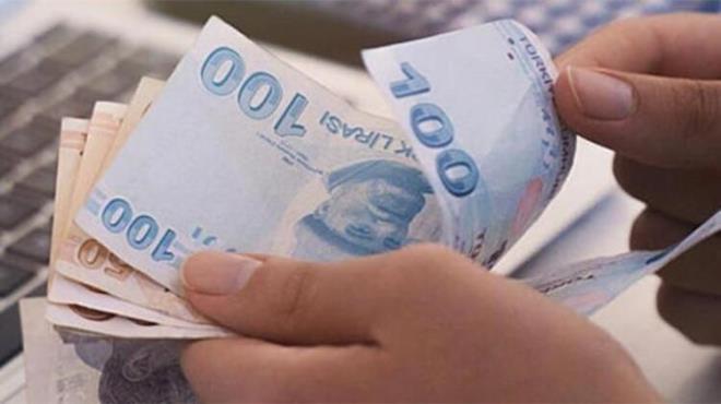 Memurlara ve memur emeklileri ise ylda yine iki zam alrken bu oranlar toplu szlemede belirleniyor. Ancak bir nceki zammn zerinde oluan enflasyon da kendilerine fark olarak deniyor. Buna gre memurlara ve memur emeklilerine Ocak aynda yzde 3 zam ve 2020'nin ikinci yarsndaki enflasyonun yzde 4' aan ksm kadar fark yanstlacak.