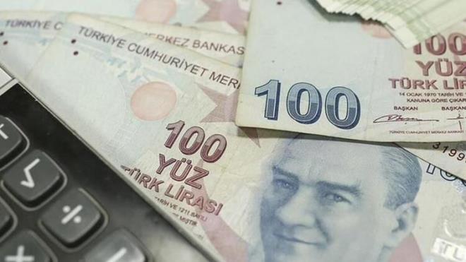 Memurlar ve memur emeklileri ise yzde 3'lk zamma ilaveten yzde 3.96 enflasyon farkndan yararlanacak.