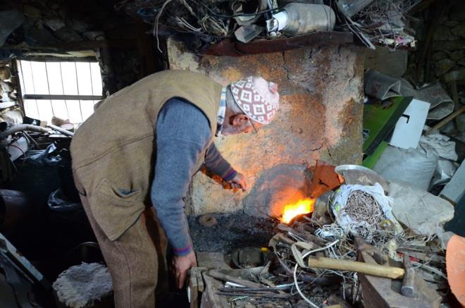 Cemerler Mahallesi Muhtar Mustafa Ay?da "Eskiden mahallemizde an, elek, kalbur, fare kapan, tfek ustas ve yap ustalarn sayamazdnz. u anda kymzde gen nfus kalmad. El sanatlar meslekleriyle ilgili tedbir alnmazsa eer, bunca meslek gz gre gre yok olup gidecek maalesef" diye konutu.
