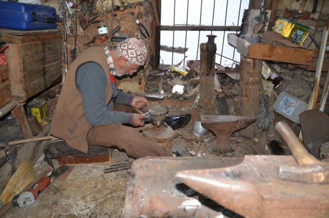 Kkanc, 73 yllk srete kulaklarnn uzmanlatn, sesleri iiterek ilem yaptn anlatt. Byklne gre yaklak 20 dakikada rettii bir an 10 dakika boyunca akort ettiini belirten Kkanc, "Kolay deil. Yaz, k atein karsnda ekile i yapyoruz. Her an zenle imal ediyoruz. ann sesinin gzel kmas lazm. Bunun iin an ocakta gzel kaynatacaksnz. Kaynan iyi yapacaksnz. ekile fazla dverseniz sesi bozulur. Biz yllarca akort yaptmz iin ann sesinden olup olmadn anlyoruz." dedi.