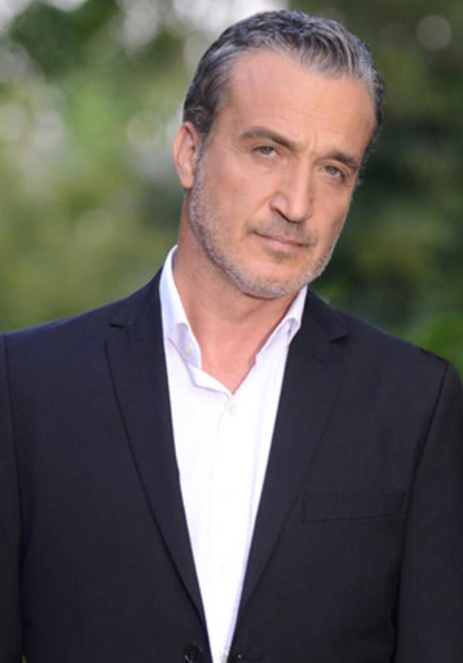 Ege niversitesi Tiyatro Blm mezunudur. Reklam, dizi ve filmlerin aranan yz Tekin Temel, birok projede yer alm usta oyuncular arasna girmitir.