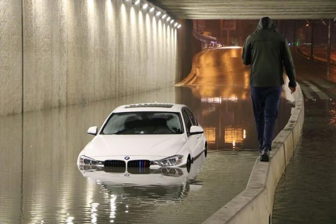 Demokrasi Kava'nda alt geidin suyla dolmas nedeniyle 2 otomobil mahsur kald.