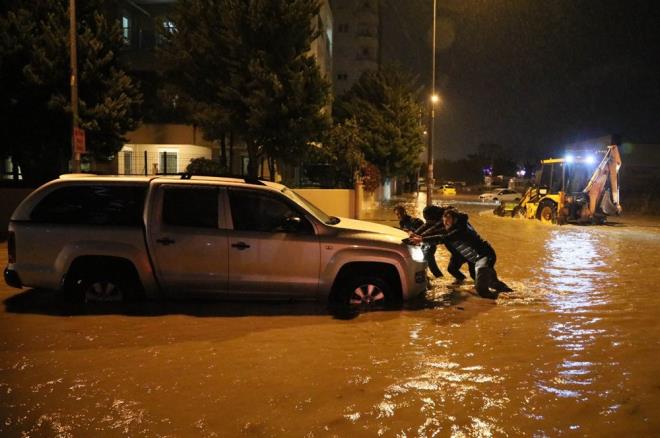 SABAHA KADAR ETKL OLACAK  Meteoroloji 4. Blge Mdrl'nden yaplan aklamada ise yle denildi:    "Yaplan son meteorolojik deerlendirmelere gre, halen kuvvetli olarak devam eden saanak ve gk grltl saanak yalarn sabah saatlerine kadar etkisini artrarak, Antalya?nn Muratpaa, Kepez, Konyaalt, Kemer, Demealt, Aksu ve Serik ilelerinde ok kuvvetli (51-75 kg/m2), yer yer iddetli (76-100 kg/m2) olmas beklendiinden ani sel, su baskn, yldrm, ulamda aksamalar, dolu ya, ya annda kuvvetli rzgar ve hortum oluma riski gibi olumsuzluklara kar dikkatli ve tedbirli olunmaldr."