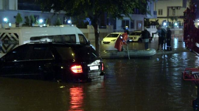 tfaiye ekipleri su birikintisi nedeniyle yolda mahsur kalan servis arac ierisindeki 4 kiiyi bot yardmyla kurtard.