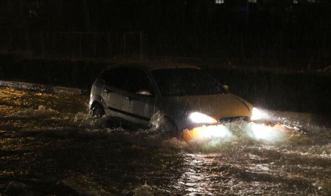Antalya'da akam etkili olan iddetli yamur nedeniyle rgarlar tkand.     Cadde ve sokaklarda su birikintileri olutu. Ara trafii durma noktasna geldi.