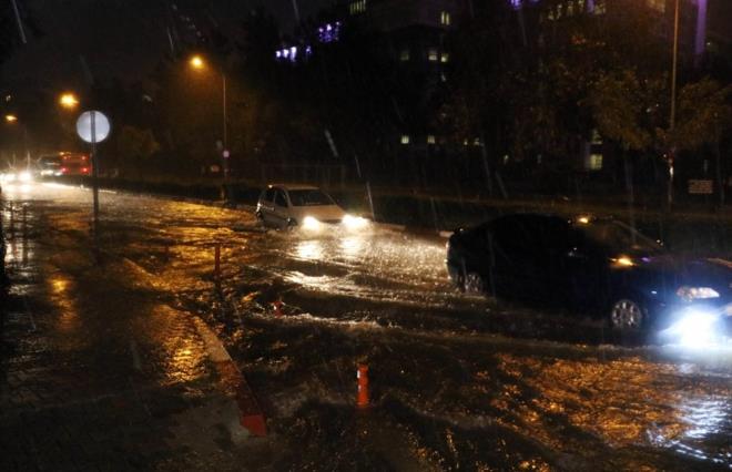 Saanak nedeniyle Antalyaspor-Hatayspor ma da yarna ertelendi.