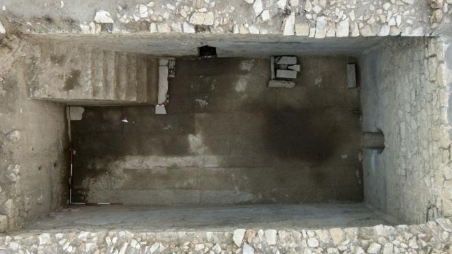 Metropolis halknn aa kentteki su kaynaklarna alternatif olarak kentin en yksek merkezi olan akropolise bu sarnlar ina etmesinin temel nedenlerinden biri zellikle Bizans a'ndaki savunma gereksiniminden kaynaklanyor. Kente gerekletirilecek olas bir saldr ya da kuatma esnasnda gl surlarla evrili akropolisteki sarnlar halkn su ihtiyacn uzun sre karlayaca iin kuatmaya direnmek adna hayati bir nem tayor.