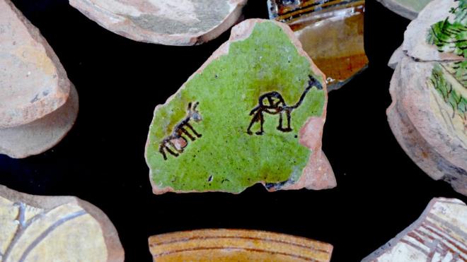 Metropolis akropolisinde bulunan drt sarncn 600 ton su kapasitesine sahip olduu tahmin ediliyor. Halkn gnlk su tketimi, tarmsal faaliyetler ve kamu yaplarnn su ihtiyac hesaba katldnda yan yana drt sarncn ina edilme gereksinimi daha iyi anlalyor.