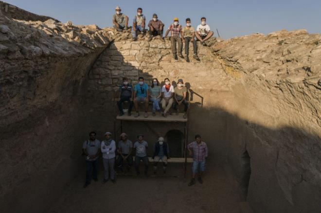 MS 12. ve 13. yzyllarda Metropolis kent halknn sarnlar plk olarak kullanmaya balad arkeolojik kazlarda tespit edilen ok sayda yemek art, hayvan kemii ve seramik paralarndan anlalyor. Bu alandaki en youn buluntular bitkisel ve hayvansal bezemelere sahip srl seramikler olarak ne kyor. Sarnta tespit edilen hayvan kemikleri zerinde yaplan incelemeler ise bykba, kkba ve kmes hayvanlarnn youn olarak tketildiini gsteriyor. Sarn zeminine atlm halde bulunan ve sarnlarn inasndan nce Helenistik dneme ait olduu belirlenen mermer mimari paralar da gn yzne karld. Bu paralar arasnda dikdrtgen bir sunak ve onurlandrma yazt paras olduu tespit edildi.