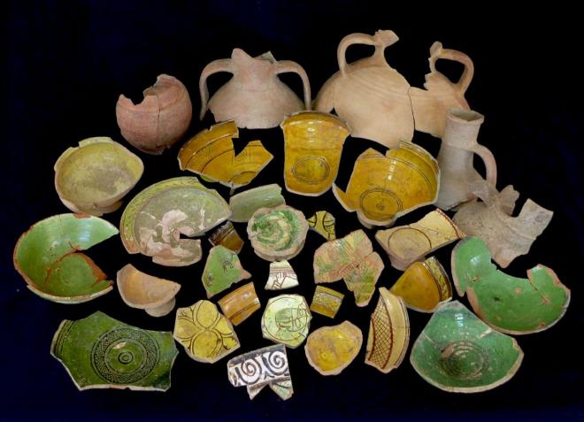 Kaz bakan Prof. Dr. Serdar Aybek ise 1.500 yl nce bu blgede yaayan insanlarn hayatna dair yeni bir kap am olmann heyecan iinde olduklarn belirterek u ifadeleri kulland:    "Akropoliste yeni kefedilen drt sarn yaps Metropolis?te antik dnemde yaayan ustalarn su mhendislii alannda ne derece bilgili olduklarn kantlyor. Ayn zamanda; sarnlarn akropolisin aa yamalarndaki tm yerleime ve zellikle de yukar hamam yapsna su saladn tahmin ediyoruz. Yaklak  katl bir bina yksekliine sahip olan yaplar Metropolis?teki en iyi korunmu antlar olmas anlamnda da byk nem tayor."