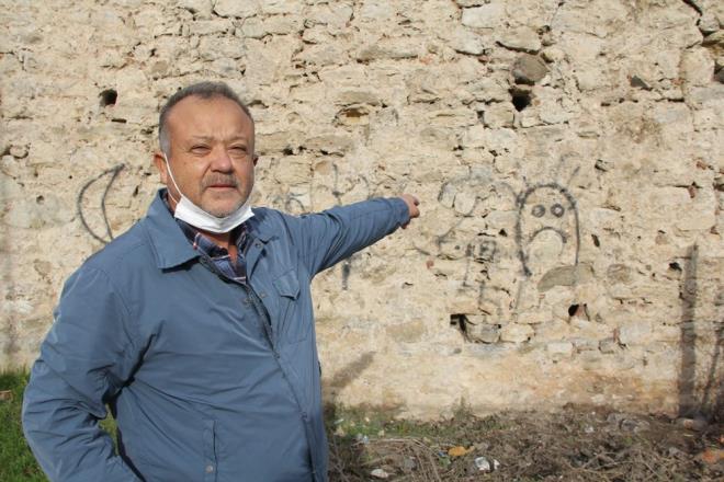 Duruma tepki gsteren Nuri Grkem, ?Genlerimizin u tarihi dokulara verdii zarara yazk. Byle bir ey yapmasnlar, bunlar grdme zgnm. Buraya Trkiye?nin br ucundan insan geliyor, Sinop?u ziyaret ediyor. Sinop gzel bir kent, gezilecek grlecek bir yer ama u hale bak. Yazk yani bunu genlerimize aktarmak zorundayz. Ama maalesef genlerimiz kymetini bilmiyor. Biraz daha dikkat etsinler. Tarihimize sahip ksnlar. Yazk yapmasnlar. 'Seviyorum', 'Akm' falan filan nedir bunlar ya. Akn burada m syleyeceksin? dedi.