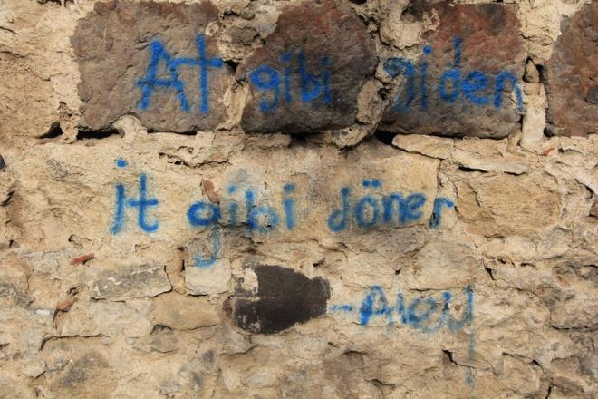 Sinop?u korumak amacyla 2 bin 500 yl nce ina edilen tarihi surlar kentte bulunan nemli eserler arasnda yer alyor. UNESCO Dnya Miras Geici Listesi?nde yer alan surlarn korunmas iin byk aba sarf ediliyor. Ancak baz vatandalar surlarn tarihi ve turistik neminin farknda deil.