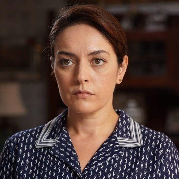 Ardndan eitimlerine devam eden Ezgi Mola'nn ilk televizyon deneyimi ynetmenliini Kartal Tibet'in yapt Karate Can dizisi oldu.