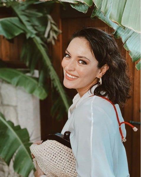 Ezgi Mola, son olarak TRT 1 ekranlarnda yaymlanan Masumlar Apartman adl dizide Safiye karakterine hayat vermektedir.