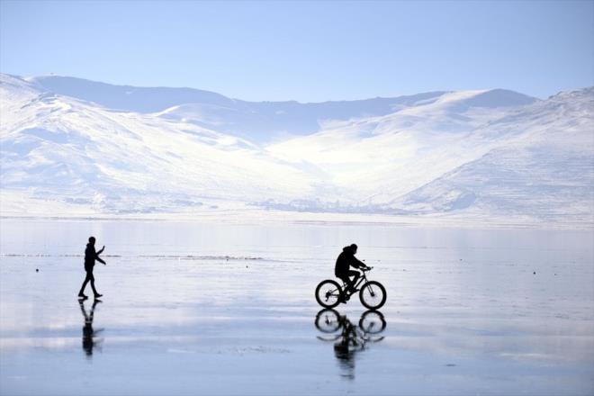 ldr Kaymakamlnn projesiyle kn zellikle atl kzak turlaryla turistleri cezbeden blgede, buz zerinde farkl etkinliklerin de yaplmas iin geen yl hayata geirilen bisikletle gezi etkinlii bu sene de yaplmaya baland.