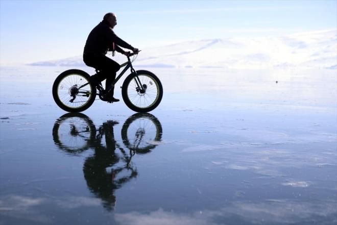 Dou Anadolu Blgesi'nin, Van Gl'nden sonra ikinci byk gl olan Ardahan-Kars snrlar iindeki ldr Gl'nn byk blm, souk hava nedeniyle dondu.