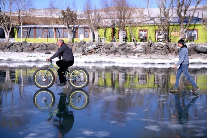 Kaymakamlk desteinde temin ettii bisikletlere zel lastikler takan lokanta iletmecisi Atalay Uzunkaya, kiralama usulyle, blgeye gelen turistlere buz zerinde pedal evirme imkan sunuyor.