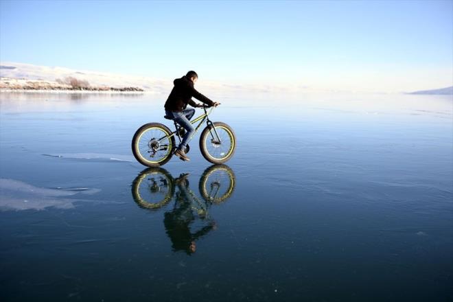Vatandalardan Ahmet Yldz da ilk kez cam gibi buz stnde bisiklet kullandklarn belirterek, gezintinin heyecanl getiini ve ok elendiini anlatt.