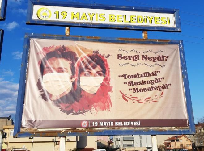 ''SEVG NEYD? TEMZLKT, MASKEYD, MESAFEYD''  19 Mays Belediyesince hazrlanan iledeki billboard ve raketlere aslan afilerle salgnla mcadelede temizlik, maske kullanm, sosyal mesafe konusunda alnmas gereken tedbirlere dikkat ekiliyor.
