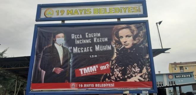 ''RECA EDERM NCNME KUZUM, MESAFE MHM''    Billboard ve raketlere aslan afilerle, ''Parola ne? Temizlik, maske, mesafe'', ?Sevgi neydi? Temizlikti, maskeydi, mesafeydi?, ?Reca ederim incinme kuzum, mesafe mhim?, ?Parann, imann, bir de coronann kimde olduu belli olmaz? ve ''Parka gidecekmi iki gzmn iei, maskesiz kmasa bari'' gibi yazlar, Yeilam repliklerine uygun hale getirilerek farkndalk oluturuldu.