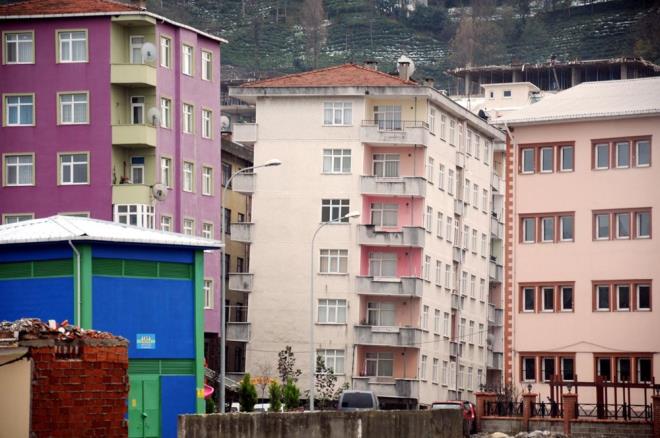 Kayma nedeniyle yan yatmaya balayan binalar, blgede ''Pisa Kuleleri'' diye anlmaya baland.