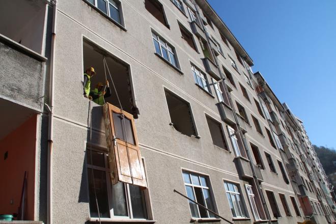 aban Usta ise ?Binalar, ok fazla yana doru kayd. Byk bir tehlike ierisinde yayorduk. Devletimiz yerinde bir ykm karar verdi. Hak sahiplerinin madur olmadan bu sreci atlatmasn umuyoruz? diye konutu.