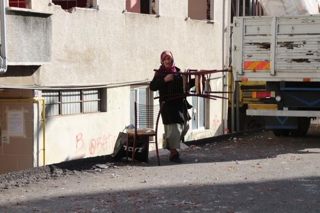 Binalar iin hak sahiplerine, tebligatlar yapld. Sahipleri tarafndan tahliye ilemleri tamamlandktan sonra binalarn ykmna balanacak.