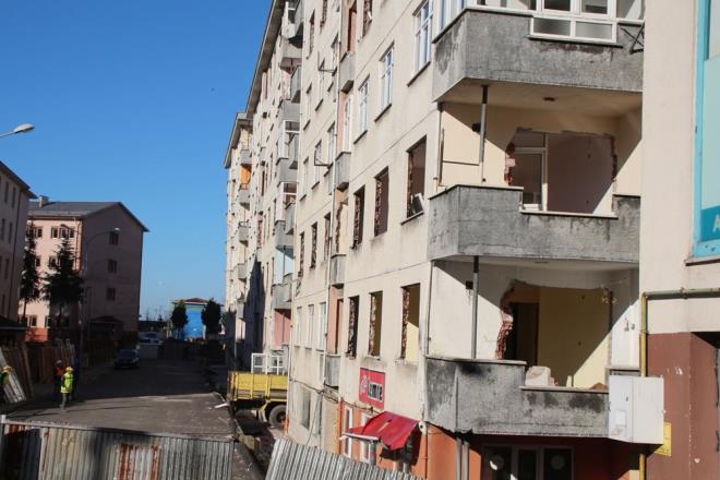 YIKIM KARARI ALINDI  evre ve ehircilik Bakanl ile Rize Belediyesi ve TOK ibirlii ile balatlan kentsel dnm projesi kapsamnda 4 binann da ykmna karar verildi.