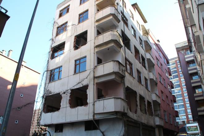 ''BYK BR TEHLKE NDEYDK''  Pisa Kuleleri gibi yana kayan binada dairesi olan Hatice Bayrak, "Byk tehlike vard. Ykm kararnn alnmasyla rahatladk. Biz bu binalar iin ok altk abaladk, emeklerimiz boa gitmesin, haklarmz verilsin? dedi.