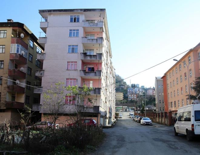 BNALAR YAN YATMAYA BALADI  Taldere Mahallesi'nde deniz dolgusu ve heyelanl tabaka zerine yaklak 30 yl nce ina edilen 72 daireli 3 blok ile yanlarnda yer alan 6 katl 24 daireli bir baka binann zemininde kayma meydana geldi.