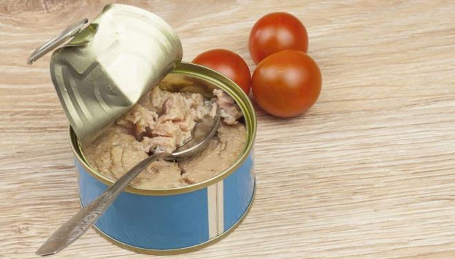 Tam ad ana proteaz olan Mpro ise virsn oalmasna salayan ve koronavirs tarafndan oluturulan enzime deniliyor. almada; ton bal temelli 142 peptitin hem Mpro hem de ACE2 arasndaki etkileimlere mdahale edebileceini ortaya koydu. Aratrmaclar, ton balndaki peptitlerin Mpro zerindeki 13 farkl amino asit ile etkileime girdiini ve virsn oalmasn engelleyebileceini gsterdi. Ayrca peptitlerin ACE2 zerindeki on konuma balandna inanyor; bunlardan sekizi baak proteinini hedefliyor.<br>  Konuya ilikin aklama yapan British Dietetic Association (BDA) Szcs Hannah Whittaker, "Aratrma, ton baliindeki bir proteinin bir ACE2 reseptrne tutunduunu ve potansiyel olarak SARS-CoV-2 balanmasn engelleyebileceini gsteriyor. nsanlar daha fazla ton bal yemenin Kovid-19?u durduracan dnebilir ancak ar ton bal tketimi yksek cva ierii nedeniyle salk zerinde olumsuz bir etkiye sahip olabilir" ifadelerini kulland.