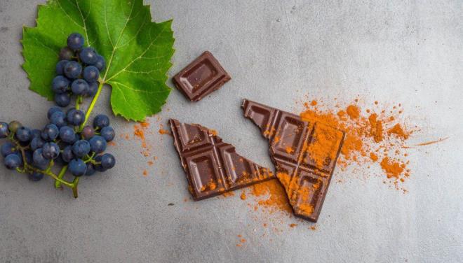 Bitter ikolata ve zm<br>  Tavsiye eden kurum: North Carolina Eyalet niversitesi, ABD  <br>  Flavanoller; yeil ay, misket zmleri, bitter ikolata, yaban mersini ve arap gibi birok farkl gda rnnde bulunan bir grup kimyasal bileie deniliyor. 60 yan zerindeki insanlarda kan dolam ve gelimi zihinsel eviklik dahil olmak zere eitli salk yararlar ile ilikilendirilen maddeye ait flavan-3-ols olarak bilinen bir alt grubun koronavirsle savamaya yardmc olabilecei belirtildi. ABD?de yer alan North Carolina Eyalet niversitesinden aratrmaclar, flavanollerin Kovid-19?la savamaya yardmc olmak iin bir kiinin baklk sistemini nasl etkilediini  grmek istedi ve Mpro enzimine odakland. almann yazar Profesr De-Yu Xie, "Yeni tip koronavirsteki Mpro enzimi, virsn kendini kopyalamas ve bir araya getirmesi iin gereklidir. Bu enzimi devre d brakabilirsek virs lr" dedi.