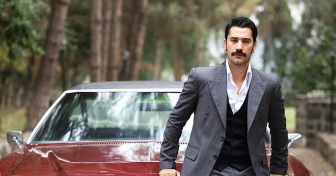 Birsen Altunta'n haberine gre; pe pee fla olaylarn yaand dizide Vahide Perin ve Uur Gne'in ardndan fla bir ayrlk daha yaand.