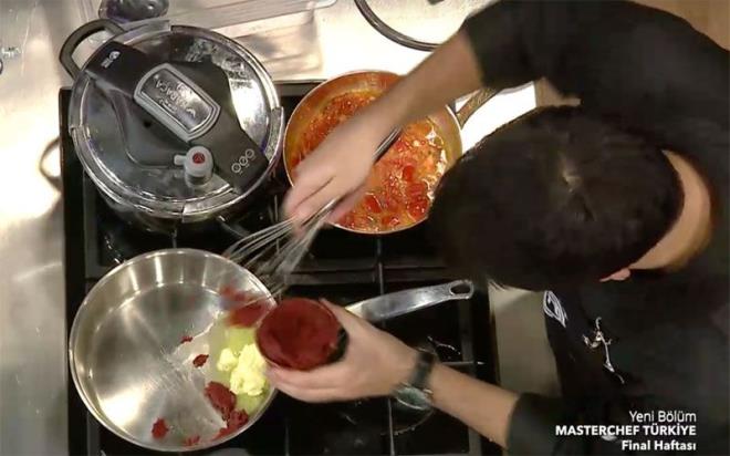 kinci etabn galibi kim? <br>  Yar finalde ikinci etapta Emir ve Serhat'tan ana yemek yapmalar istendi. Tereya konseptli ana yemein galibi kim olursa yarta bir adm ne gemi olacak. Birazdan eflerin nne puanlama iin yemekler gelecek...