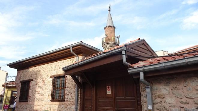 Bursa?da yenileme almas yaplan Orubey Caddesi'nde tarihi caminin bahesinde bulunan asrlk selvi, hibir kuruma olmamasna ramen kesilerek yok edildi.