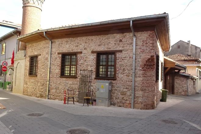 Derneklerine gelen ihbar zerine konuyu aratrmak iin kesilen aacn bulunduu alana geldiini ifade eden DOADER Ynetim Kurulu yesi Murat Demir, "Geldiimizde tarih selvi aacn kesmi olduklarn grdk. Aacn kkne baktmzda kknn salam olduunu grdk. Salam ve asrlk bir aac kesmiler. Selvi aalar Bursa ve tarihimiz iin nemli. Kltrel bir miras. lkemizde mezarlklarda ve medreselerde selvi aac grrz. Kesilen selvi buradaki eser kadar eskidir. Bu iin takipisi olacaz" dedi.