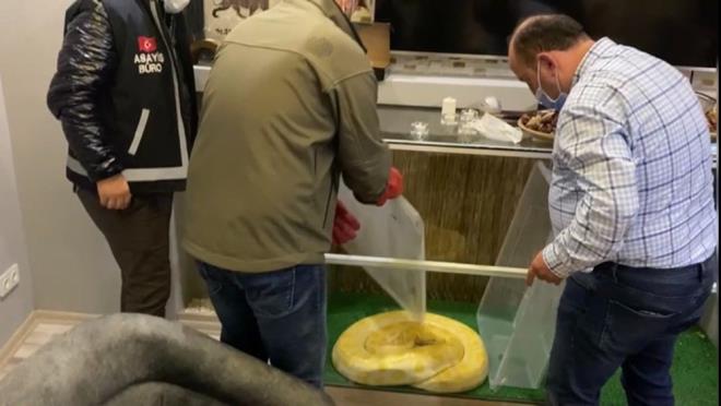 stanbul'da Beyolu le Emniyet Mdrlne bal Asayi Bro Amirlii ekipleri, Kalyoncu Kulluu Mahallesi?ndeki bir adreste uyuturucu madde ticareti yapld ihbarn ald.