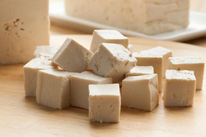 Tofu: Vejetaryenlerin peynir olarak kulland tofu soyadan yaplmaktadr. Fermente edilmesi durumunda soyann zararl etkileri olan mineral emilimini azaltmas salanmaktadr. Fakat tofu yapmnda fermentasyon ilemi yaplmamaktr .Osteoporoz, D vitamini eksiklii, kanser ve kalp kas hastal gibi etkileri mevcuttur.