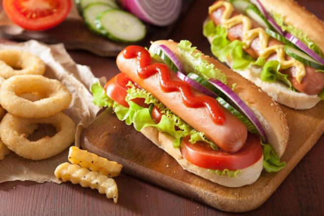 Sosisli sandvi: Hem beyaz un ierip kan ekerini ykseltirken, bir yandan da nitrat ieren sosis sayesinde, kanserojen riskini arttrmaktadr.