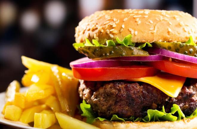 Hamburger: Kk, byk herkesin severek tkettii hamburgerler, obezitenin en byk nedenlerinden biridir. Yannda tketilen kola ve patates kzartmas da bunu tetiklemektedir. Hamburger kftelerinin ierisindeki etlerin uzun sre salam kalmas iin koruyucu bir takm zararl maddeler kullanlmaktadr. Bu nedenle hamburgerler, insan sal iin tehlikelidir.