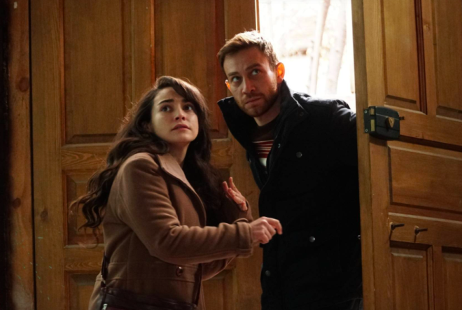 zleyenlerin memleket zlemini giderecek grsel bir len sunan dizi Gnlda'nn barollerinde  Berk Atan (Taner) ve Glsm Ali lhan (Dilek)  yer alyor. Ayrca gen yeteneklerin yan sra kadroda Yavuz Sepeti, Ege Aydan, Ecem zkaya gibi isimler de var.