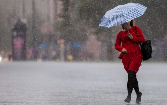 Meteoroloji&#8217;den yaplan son hava durumu deerlendirmelerine gre; yarn lkenin bat kesimleri paral ve ok bulutlu olacak. Marmara'nn bats, Ky Ege ve Akdeniz'in bat kesimlerinde saanak beklenirken, dier yerlerin ise az bulutlu ve ak geecei tahmin ediliyor.